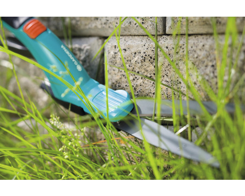 Gardena grässax med metallblad i gräset
