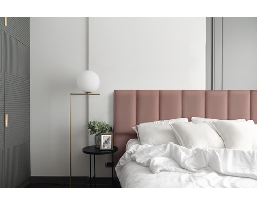 Sovrum med säng, sänglampa och byrå