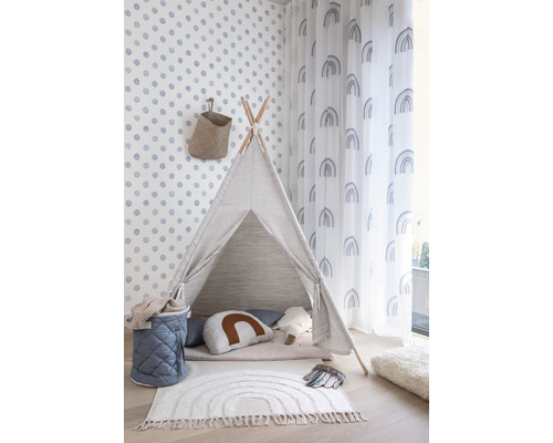 Barnlekrum med tipi-tält, matta med regnbågsmönster och dekorationer