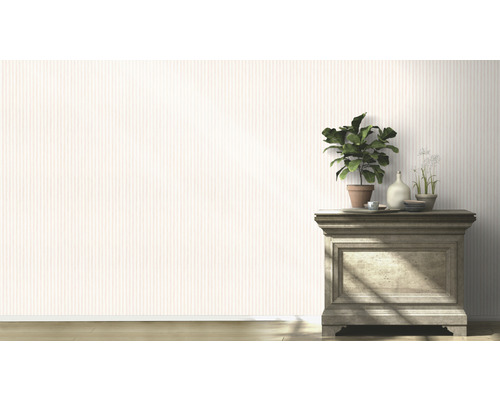 Dekorativ sidobord med växter och porslin framför randig tapet