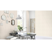 Matsal med matbord, stolar och vägg med mönstrad tapet