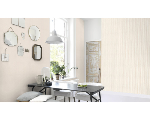 Matsal med matbord, stolar och vägg med mönstrad tapet