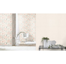 Dekorativt rum med blomstertapet, fåtölj och dekorationer