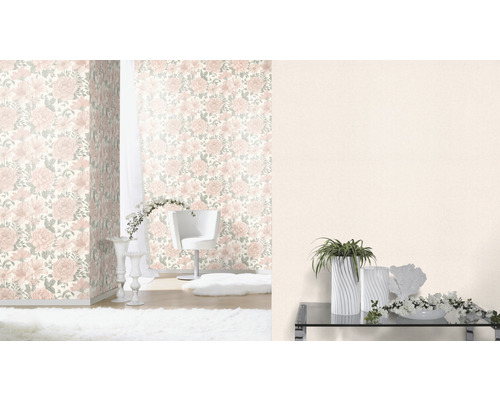 Dekorativt rum med blomstertapet, fåtölj och dekorationer
