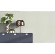 Dekorativa krukväxter och en lampa på en skänk