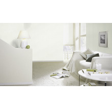 Vardagsrum med soffa, bord och lampa i ljus design