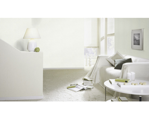 Vardagsrum med soffa, bord och lampa i ljus design