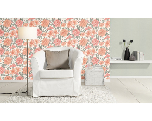 Vardagsrum med blommig tapet, fåtölj, golvlampa och dekoration