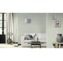 Vardagsrum med soffa, golvlampa och dekorativa element för en mysig atmosfär