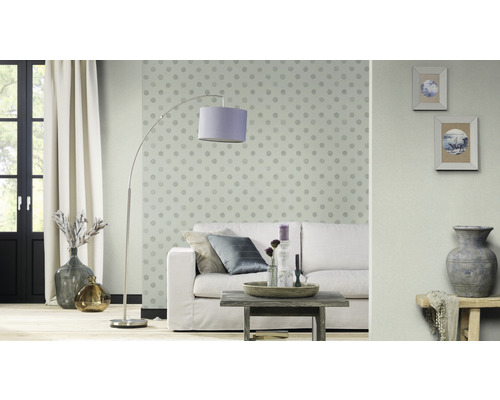 Vardagsrum med soffa, golvlampa och dekorativa element för en mysig atmosfär