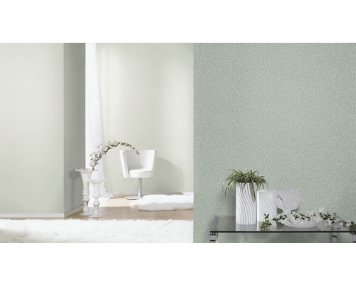 Ljust, vänligt rum med strukturtapeter och dekorativa element.