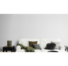 Vardagsrum med soffa, kuddar och sidobord