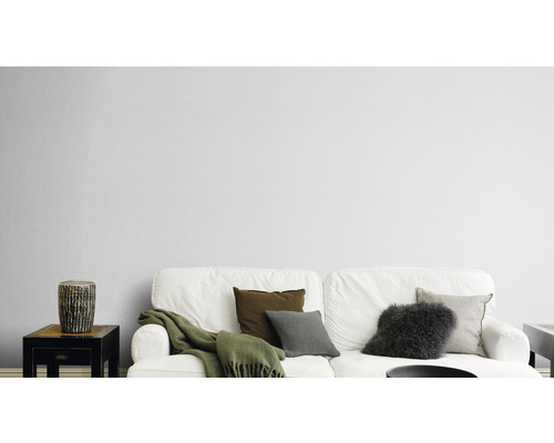 Vardagsrum med soffa, kuddar och sidobord