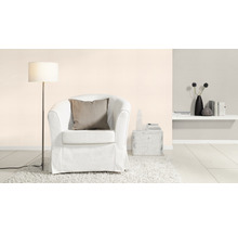 Ljust rum med fåtölj, golvlampa och hylla