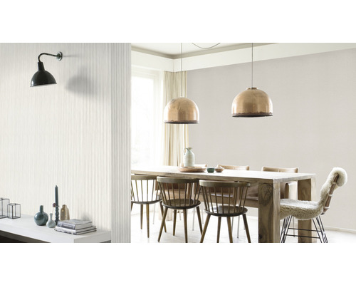 Ljust matrum med träbord, stolar och taklampor