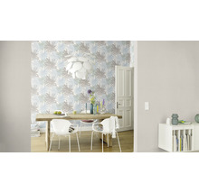 Matsal med matbord, stolar och mönstrad tapet med växtmotiv