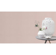 Dekorativ lykta och blomvas på ett bord