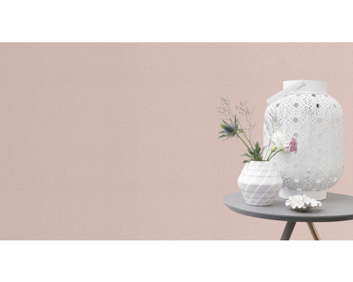 Dekorativ lykta och blomvas på ett bord