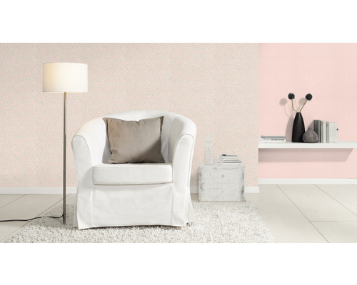 Dekorativt vardagsrum med fåtölj, golvlampa, hylla och mönstrad tapet