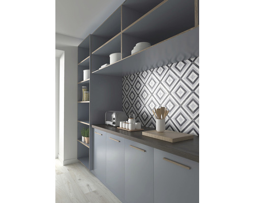Köksscen med inbyggda skåp, hyllor och mönstrade kakelplattor