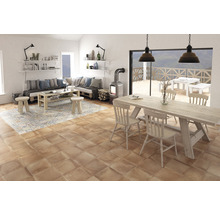 Vardagsrum med sittgrupp, matbord och golvplattor