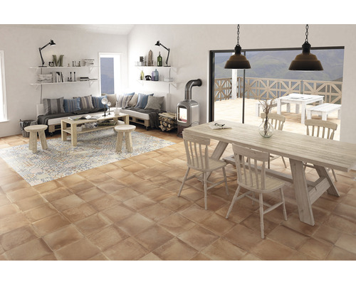 Vardagsrum med sittgrupp, matbord och golvplattor