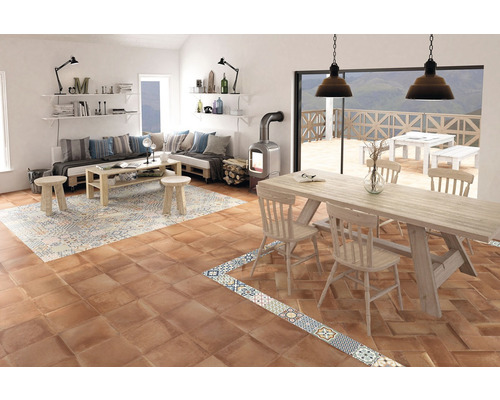 Vardagsrum med terrakottakakel, sittgrupp och matplats