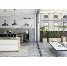 Ljust kök med köksö, klinkergolv och tillgång till balkong