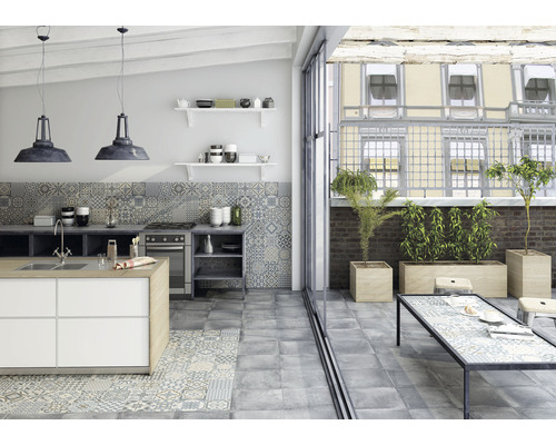 Ljust kök med köksö, klinkergolv och tillgång till balkong