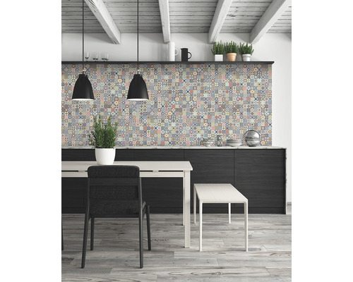 Köksscen med matbord, stol, bänk och väggplattor i lapptäcksdesign