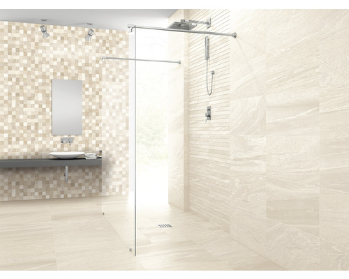 Ljust badrum med mosaikvägg, tvättställ, spegel och duschkabin