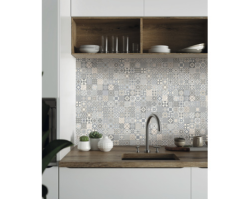 Köksscen med mosaikvägg, diskho och arbetsbänk i trä