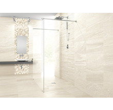 Badrum med dusch, handfat och beige kakel