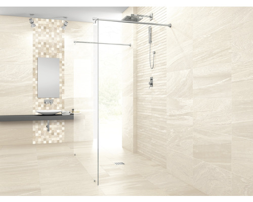 Badrum med dusch, handfat och beige kakel