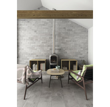 Vardagsrum med kamin, tegelvägg och träbjälkar