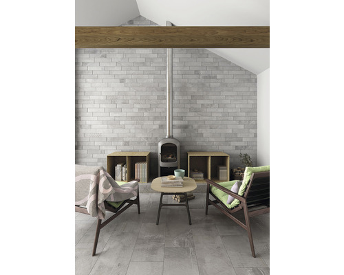 Vardagsrum med kamin, tegelvägg och träbjälkar