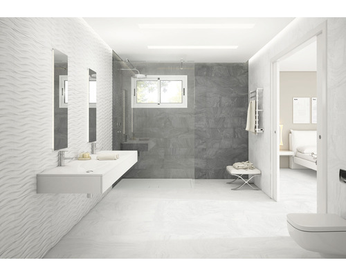 Modernt badrum med tvättställ, spegel och dusch