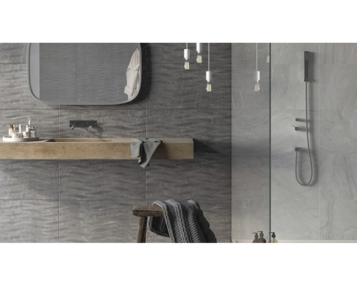 Modernt badrum med grå väggplattor, trähandfat och dusch.