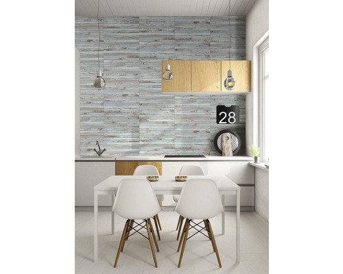 Ljus matplats med träpanel och matbord
