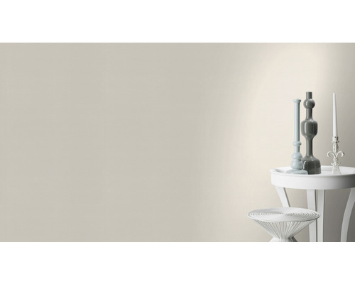 Dekorativa föremål på ett bord framför en vägg