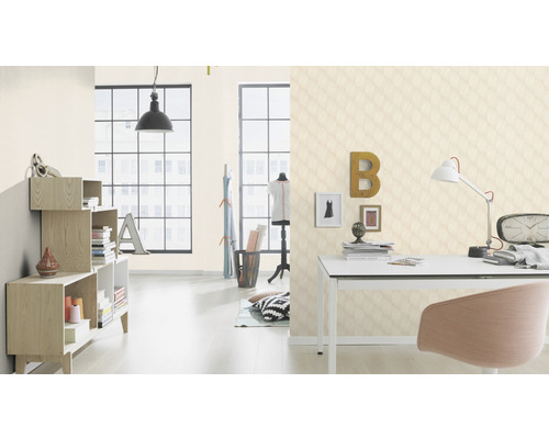 Ljust rum med modern design: hyllsystem, skrivbord och mönstrad tapet.