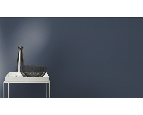 Dekoration med vas och skål på ett sidobord framför en vägg