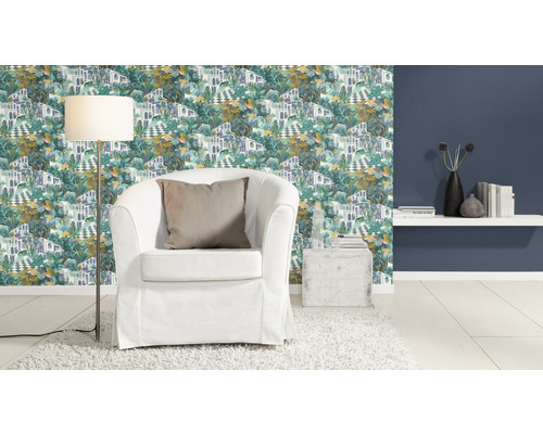 Vardagsrum med mönstrad tapet, fåtölj och golvlampa