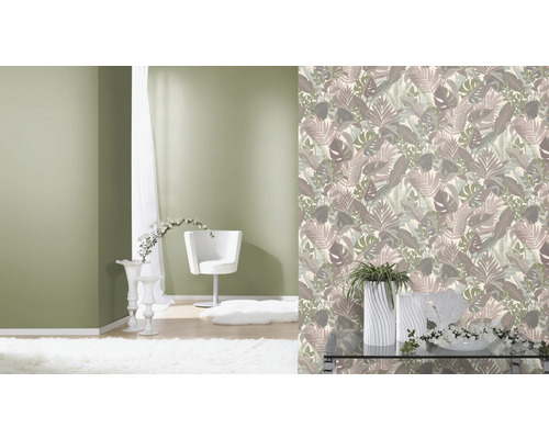 Vardagsrum med tapet med krukväxtmönster, fåtölj och dekorationer