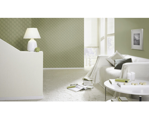 Vardagsrum med tapet, soffa och bord för en ljus och vänlig atmosfär