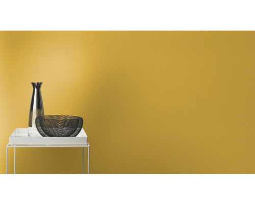 Dekorativ flaska och metallkorg på ett bord