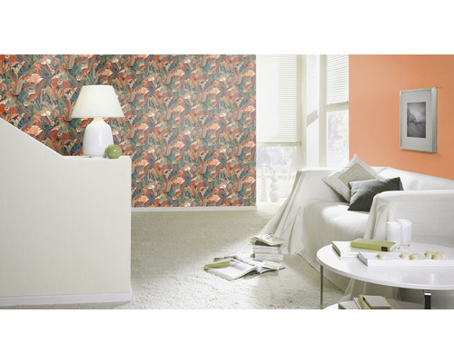 Vardagsrum med mönstrad tapet, soffa och soffbord