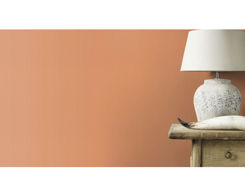 Väggdekoration med färg, sänglampa och dekoration på ett träbord