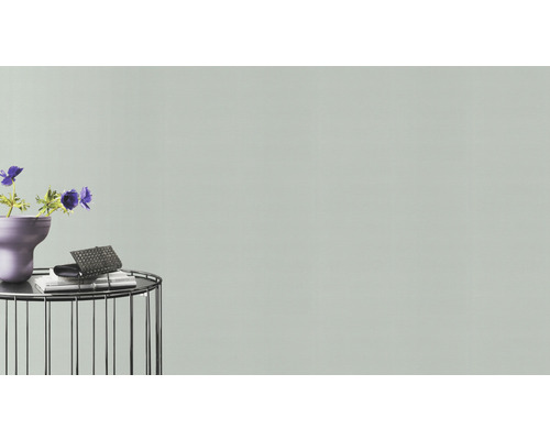 Dekorativt stilleben med bord, blommor och accessoarer