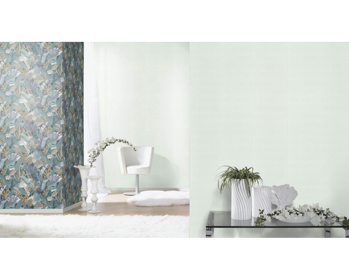 Vardagsrum med mönstrad tapet, stol och dekoration